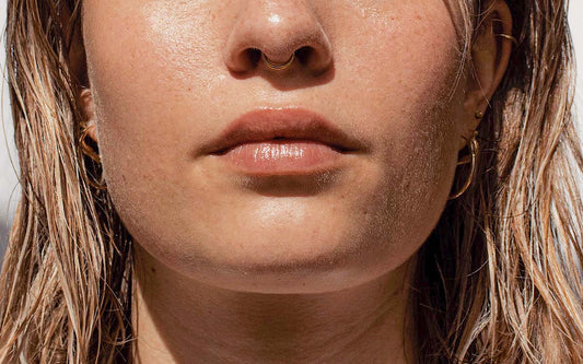 Strahlende und reine Gesichtshaut einer Frau