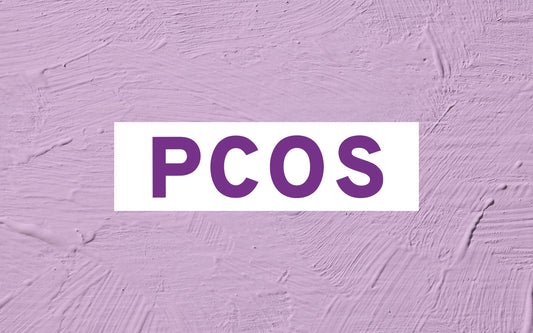 PCOS prägnant und in Großbuchstaben auf lila Hintergrund.