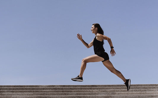 Frau die joggt in der Bewegung eingefangen.