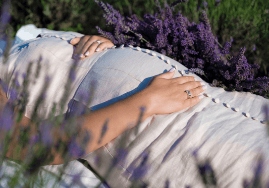 Schwangere Frau hält ihren Bauch 