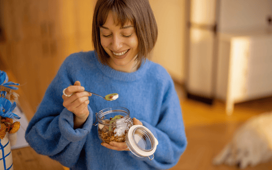 Person isst glücklich Müsli mit Nüssen und Granola