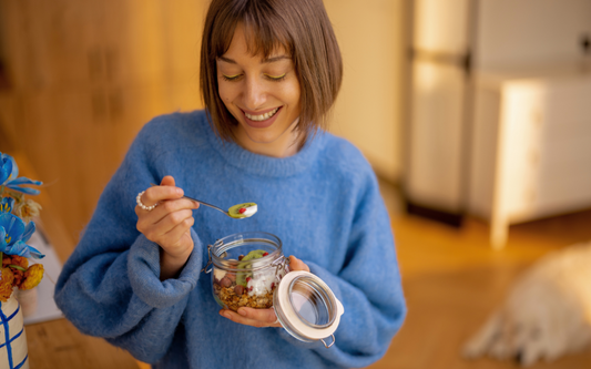 Person isst glücklich Müsli mit Nüssen und Granola