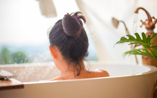 Frau sitzt in Badewanne