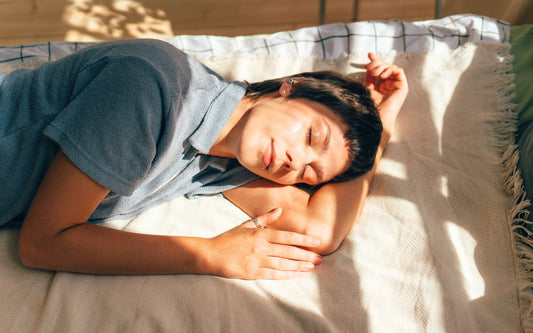 Person liegt auf Decken an einem sonnigen Platz