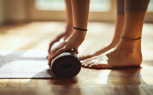Person rollt Sportmatte