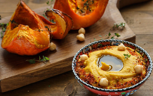 Kürbis-Hummus mit Kichererbsen in einer Schale
