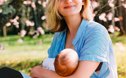 Stillende Frau mit ihrem Baby im Arm. 