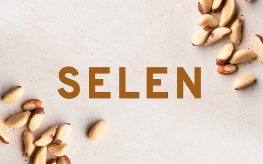 Das Wort "Selen" auf einem beige-farbenen Hintergrund. Drumherum liegen Paranüsse. 
