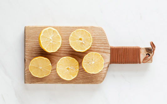 Holzbrett mit aufgeschnittenen Zitronen. 
