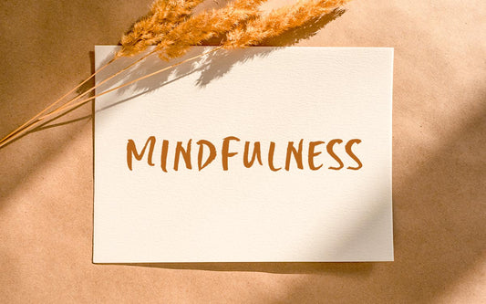 Blatt Papier mit dem Wort "Mindfulness"