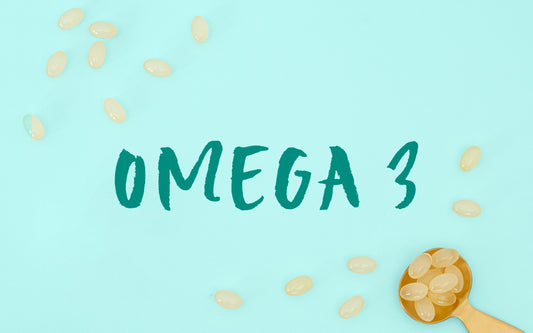 Das Wort "Omega 3" auf einem türkis farbenen Untergrund mit Softgel Kapseln. 