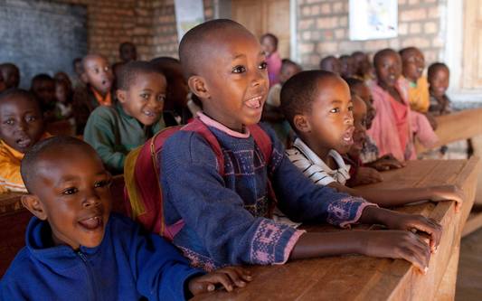 Schulkinder in Burundi freudig im Unterricht