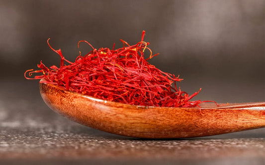 Safranfäden auf einem Holzlöffel