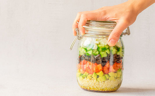 Ein Weckglas mit einem Salat bestehend aus allerlei frischem und buntem Gemüse 