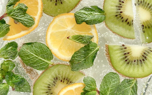 Aufgeschnittene Zitronen. und Kiwi-Scheiben