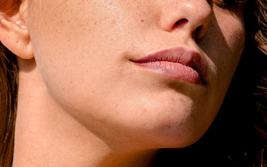 Strahlende Gesichtshaut einer jungen Frau. 