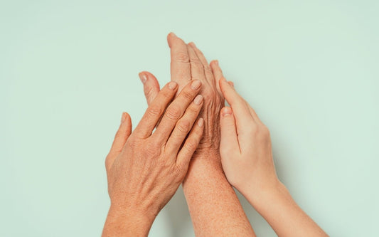 Weiblich gelesene Hände von drei Generationen