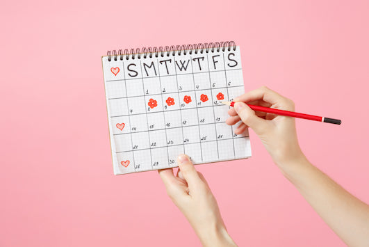 Zykluskalender auf rosa Hintergrund