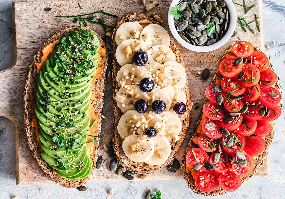 3 Scheiben Brot mit Avocado, Banane und Tomate