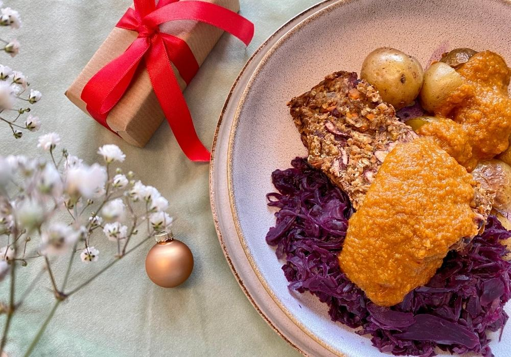 LINSENBRATEN MIT KARTOFFELN, ROTKOHL UND BRAUNER SOSSE