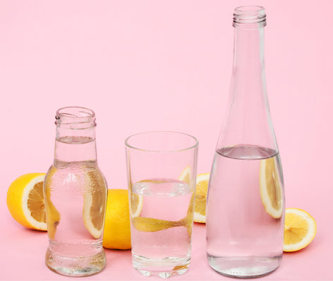 Glasflaschen auf einem pinken Hintergrund