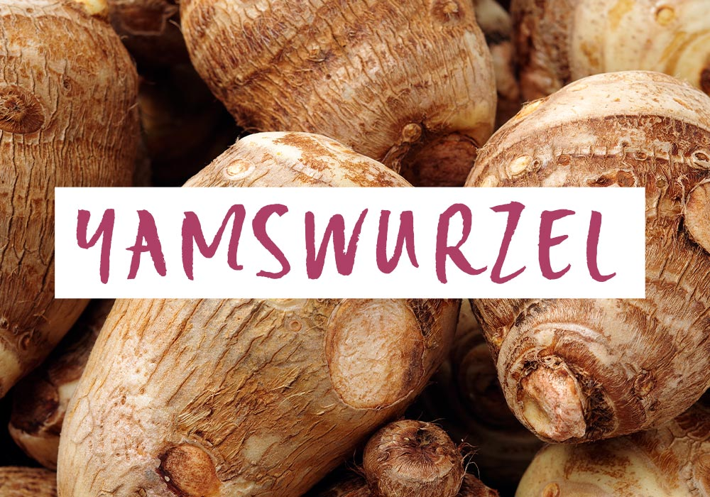 Das Wort "Yamswurzel" vor einem Hintergrund aus Yamswurzelknollen