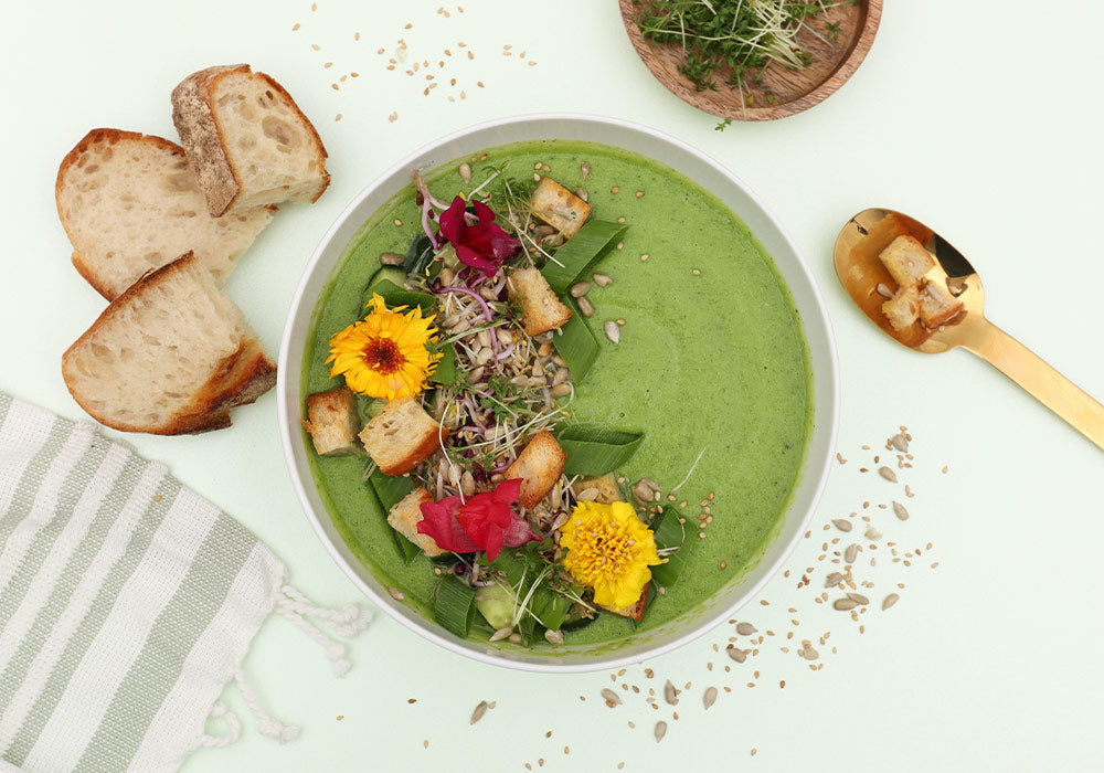 Grüne Bowl mit Toppings