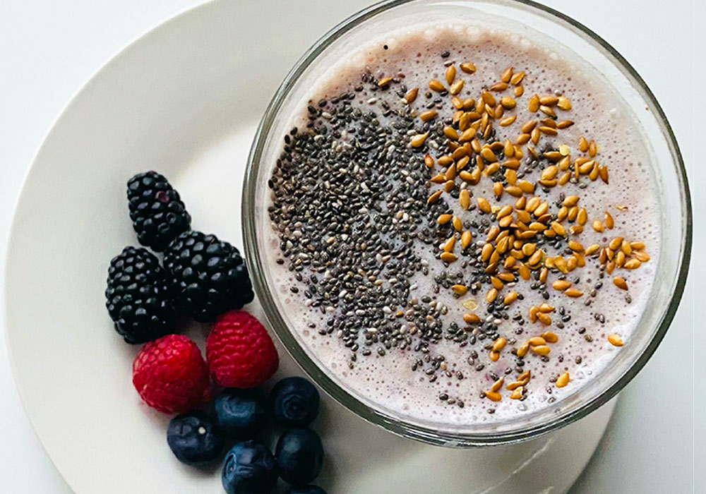 Müsli mit Chiasamen und Leinsamen und Beeren.