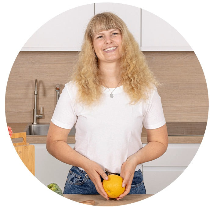 Julia lacht in die Kamera