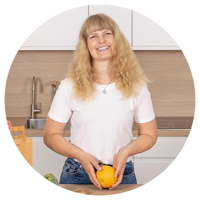 Julia lacht in die Kamera
