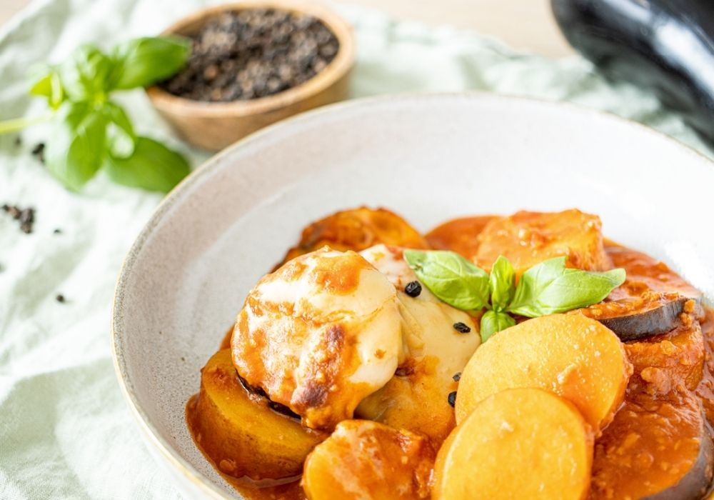 Ein Teller mit Auberginen-Auflauf, Moussaka.