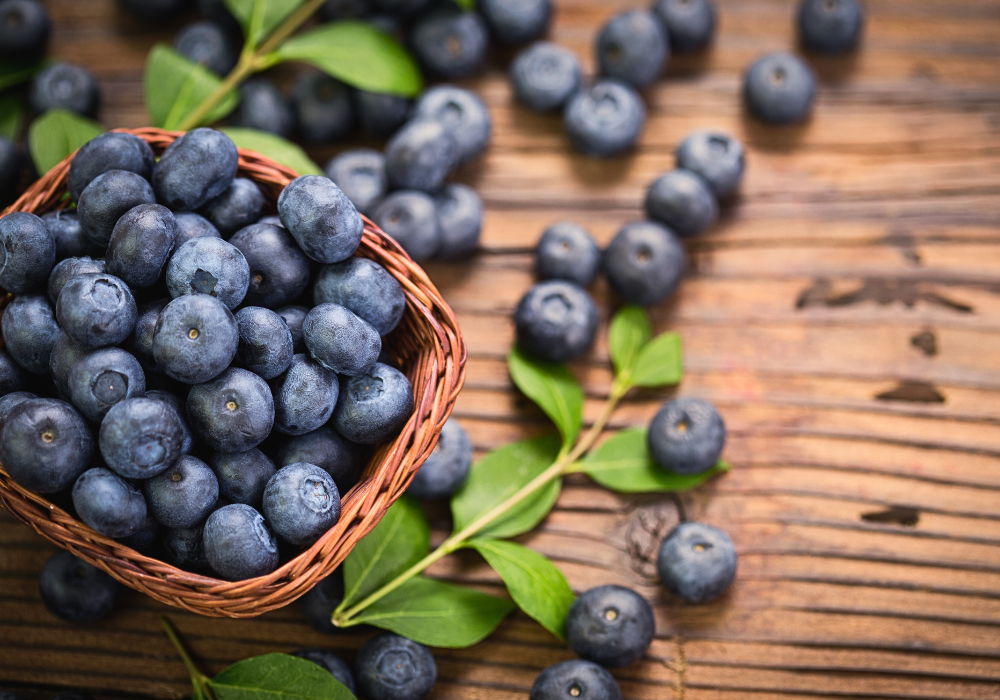 Blaubeeren in einem Körbchen auf einem Holztisch