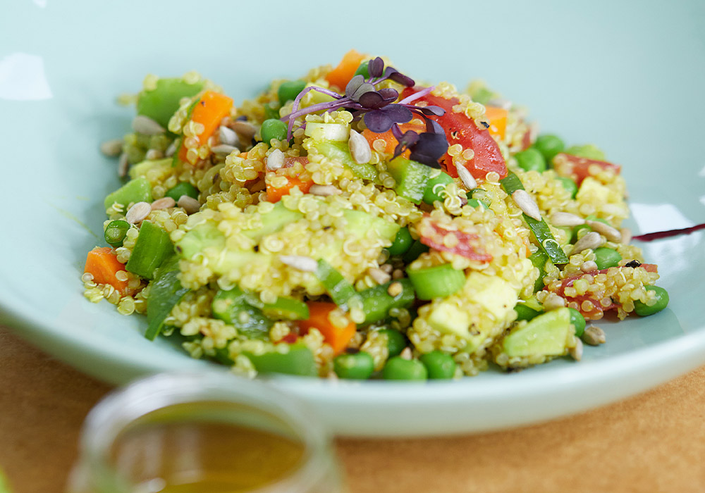 Veganes Mittagessen: Quinoa Salat mit Erbsen 