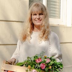 Julia mit Holzkiste und Blumen