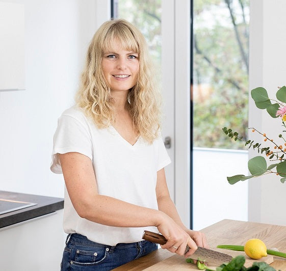 Julia lacht in die Kamera