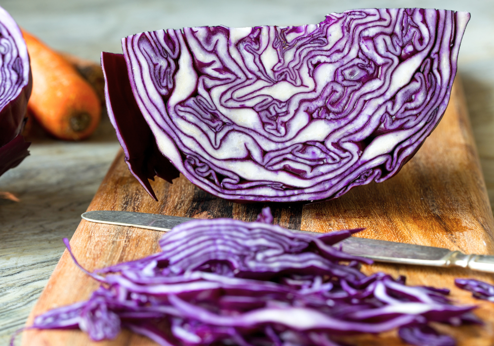 Aufgeschnittener Rotkohl auf einem Holz-Schneidebrett